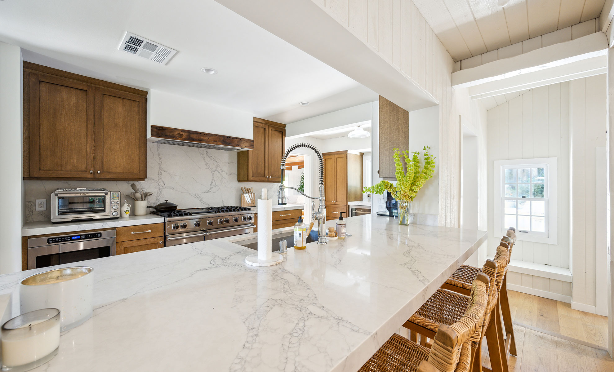 This image depicts a modern kitchen featuring a stunning quartz kitchen countertop with a sleek, polished finish.